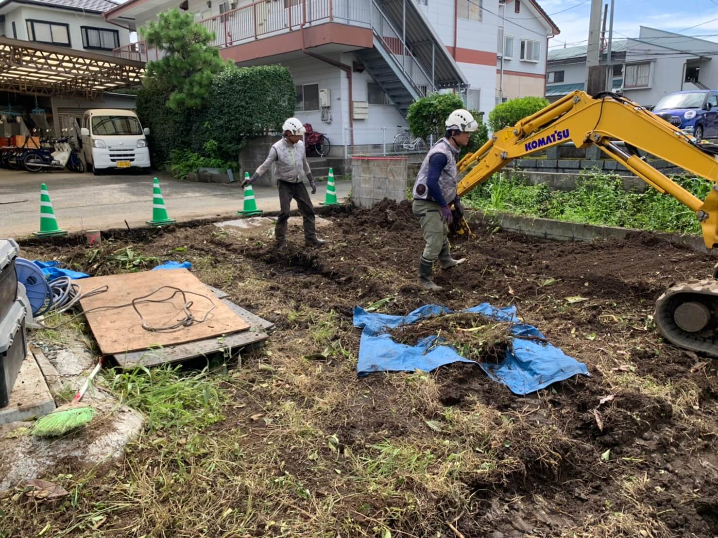 手作業で根っこの除去を行うスタッフ杉山、藤本。